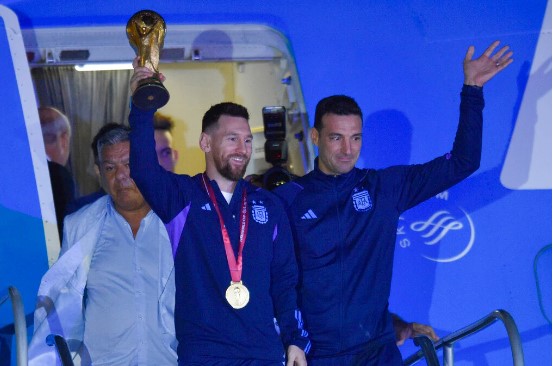 世界杯冠军阿根廷回到家乡，受到英雄般的欢迎