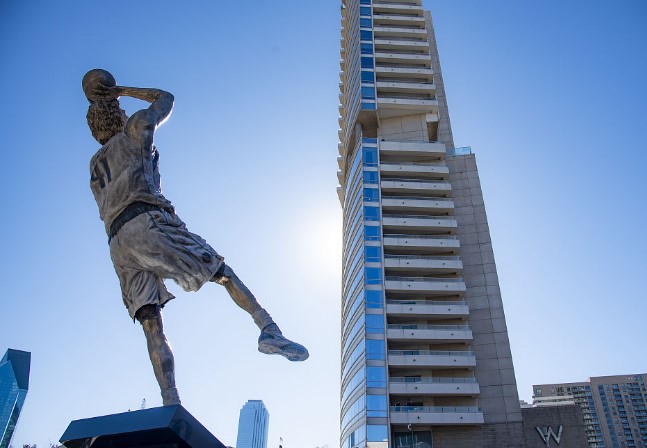 NBA：德克诺维茨基的雕像坐落在达拉斯的美国航空中心前。