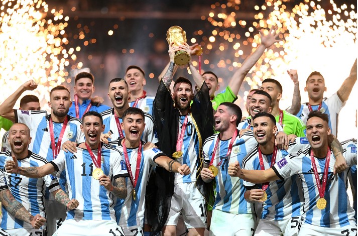 阿根廷队的莱昂内尔·梅西在露西尔体育场击败法国队后获得世界杯奖杯。