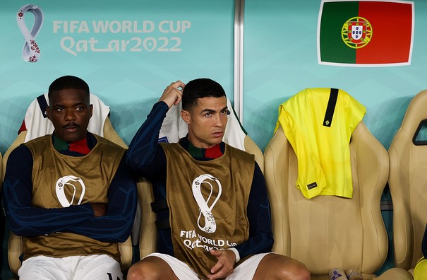 在多哈的 Al Thumama 体育场对阵摩洛哥的世界杯比赛中，葡萄牙的克里斯蒂亚诺·罗纳尔多（右）坐在替补席上。